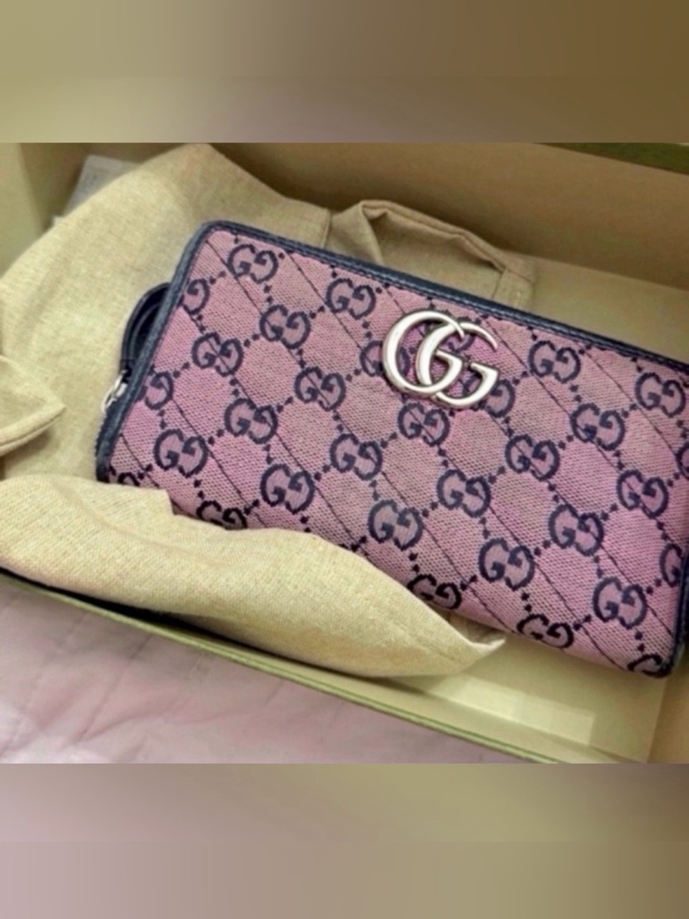 Authentic Gucci GG Marmont Long Wallet
Used in good condition